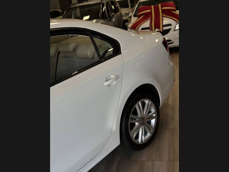 VOLKSWAGEN - JETTA - 2013/2014 - Branca - R$ 69.900,00
