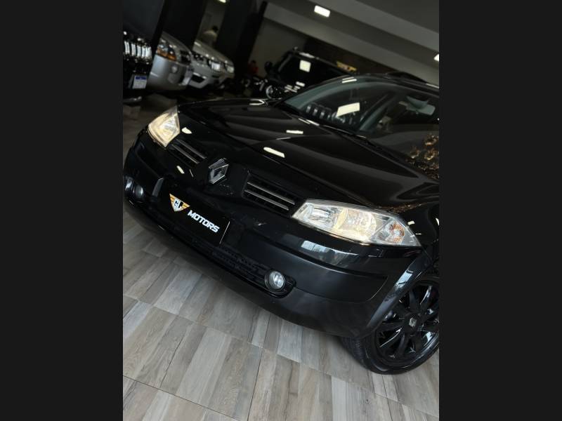 RENAULT - MÉGANE - 2011/2012 - Preta - R$ 35.900,00