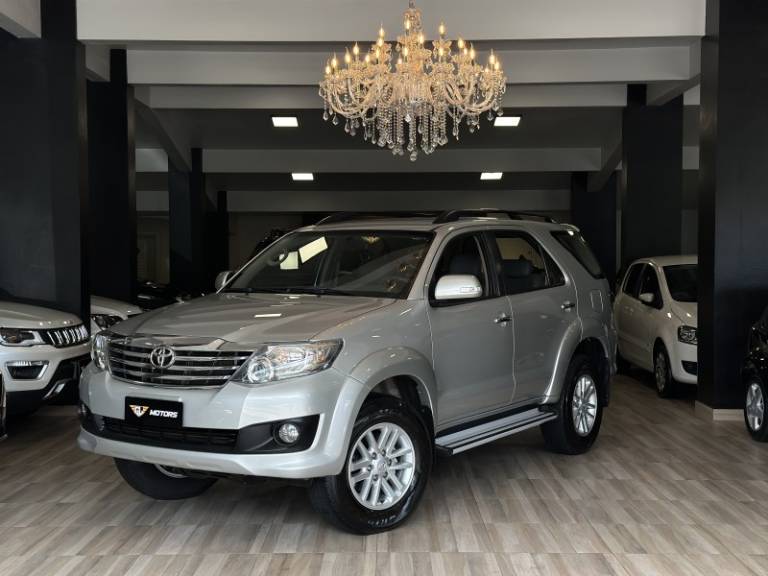 TOYOTA - HILUX SW4 - 2012/2012 - Prata - R$ 103.900,00