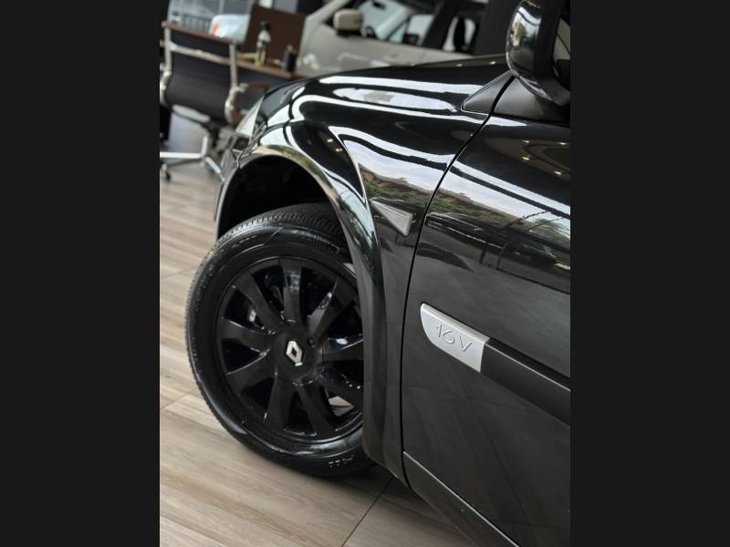 RENAULT - MÉGANE - 2011/2012 - Preta - R$ 35.900,00