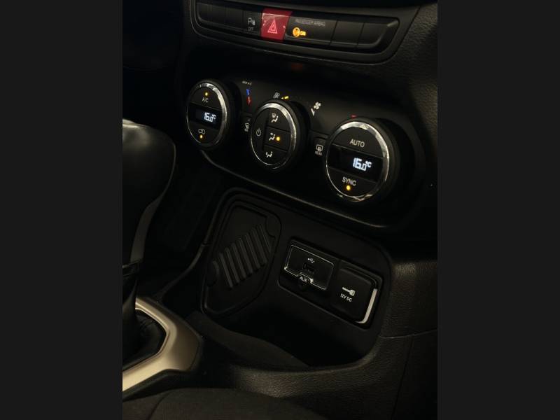 JEEP - RENEGADE - 2015/2016 - Branca - R$ 75.900,00