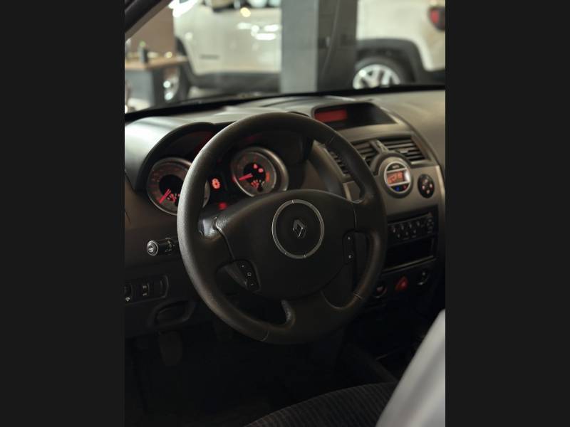 RENAULT - MÉGANE - 2011/2012 - Preta - R$ 35.900,00
