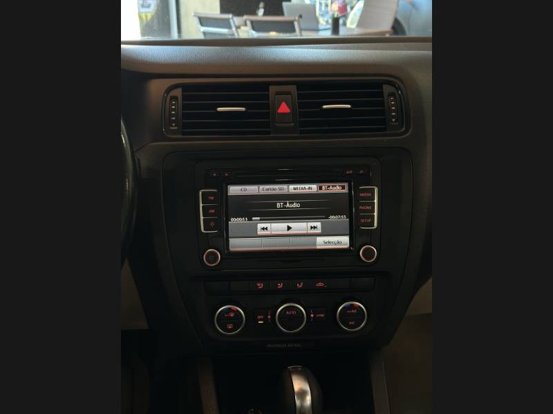 VOLKSWAGEN - JETTA - 2013/2014 - Branca - R$ 69.900,00