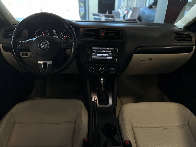 VOLKSWAGEN - JETTA - 2013/2014 - Branca - R$ 69.900,00