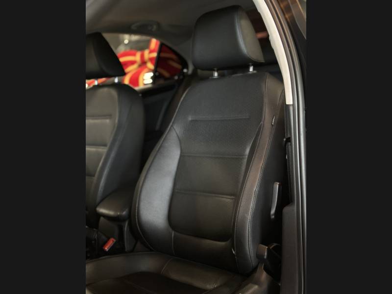 VOLKSWAGEN - JETTA - 2012/2013 - Preta - R$ 65.900,00