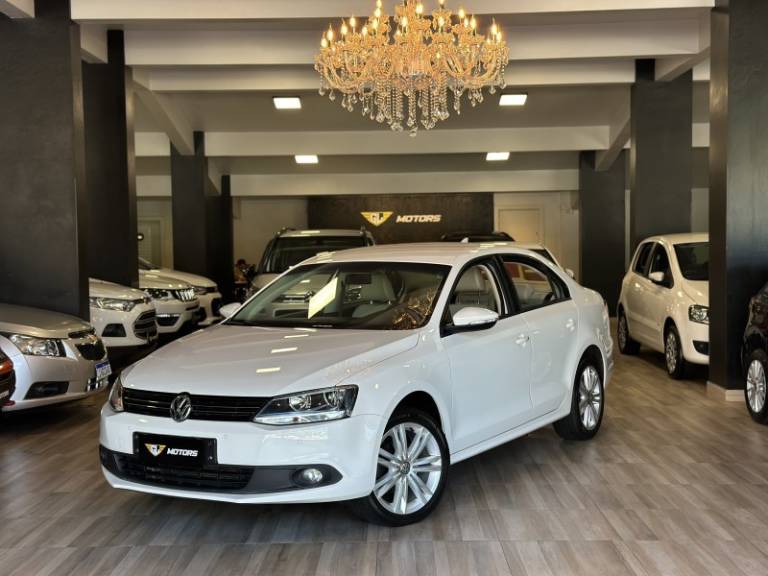 VOLKSWAGEN - JETTA - 2013/2014 - Branca - R$ 69.900,00