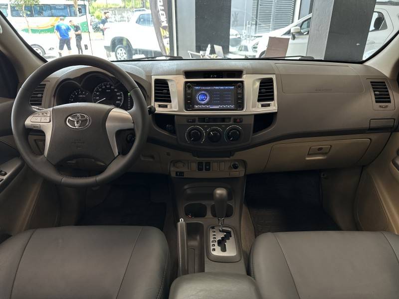 TOYOTA - HILUX SW4 - 2012/2012 - Prata - R$ 103.900,00
