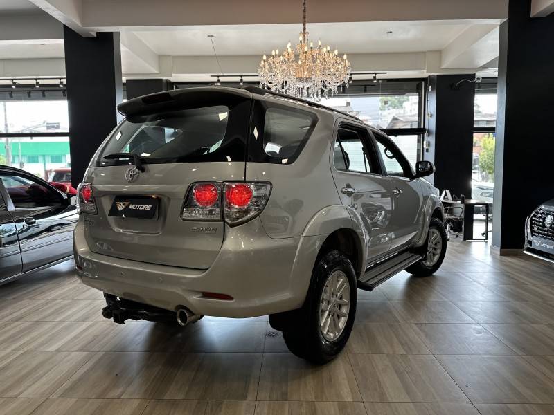 TOYOTA - HILUX SW4 - 2012/2012 - Prata - R$ 103.900,00