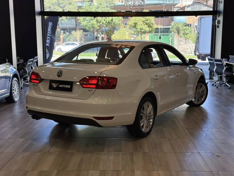 VOLKSWAGEN - JETTA - 2013/2014 - Branca - R$ 69.900,00