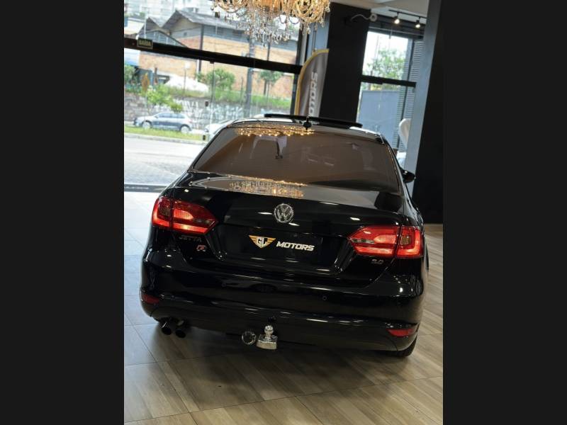 VOLKSWAGEN - JETTA - 2012/2013 - Preta - R$ 65.900,00