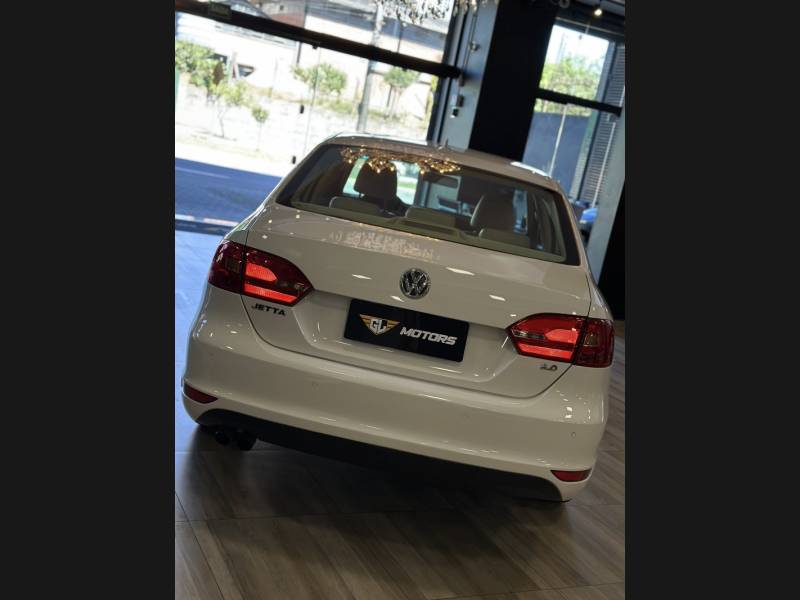 VOLKSWAGEN - JETTA - 2013/2014 - Branca - R$ 69.900,00