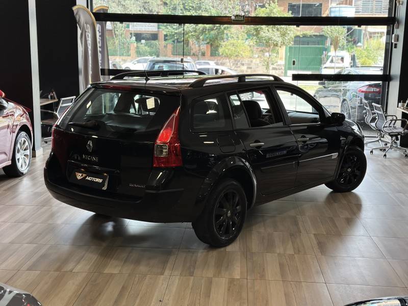 RENAULT - MÉGANE - 2011/2012 - Preta - R$ 35.900,00