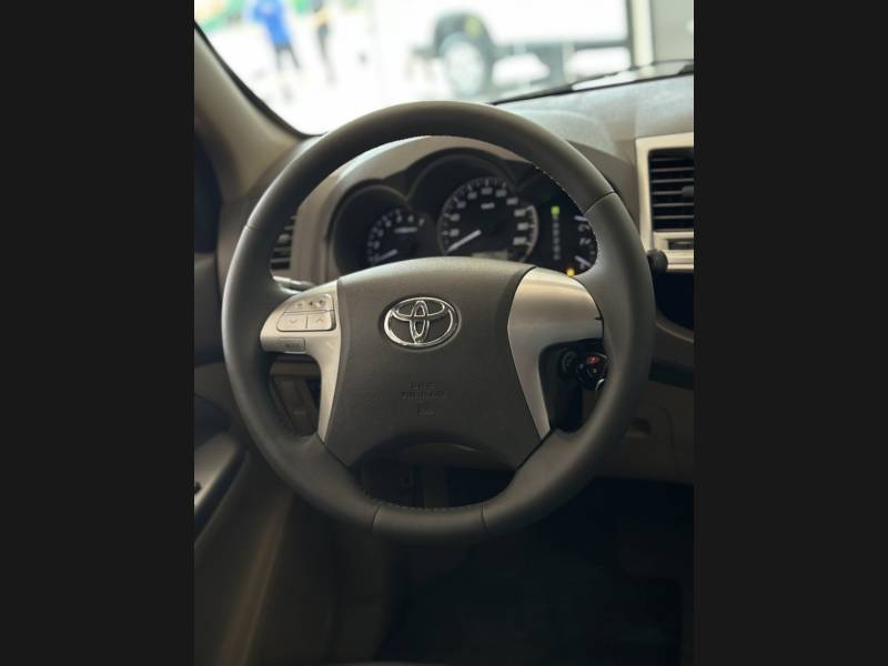 TOYOTA - HILUX SW4 - 2012/2012 - Prata - R$ 103.900,00