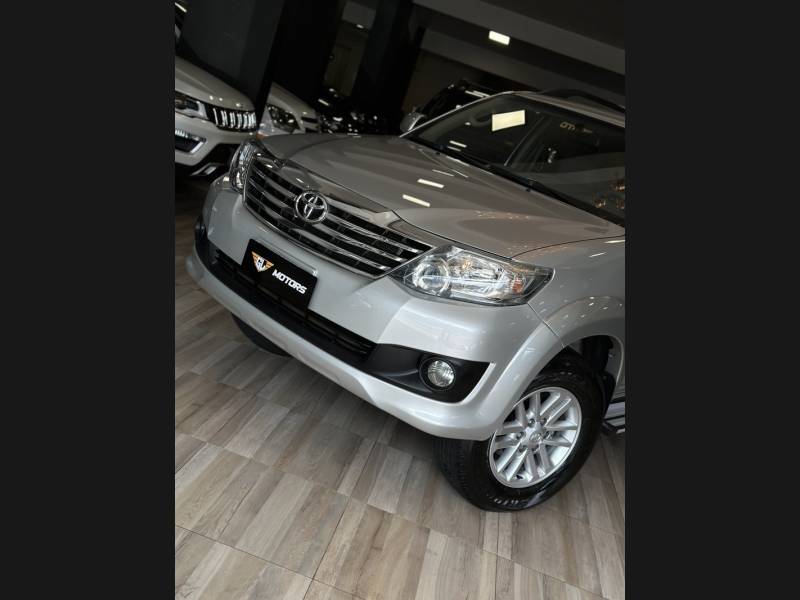 TOYOTA - HILUX SW4 - 2012/2012 - Prata - R$ 103.900,00