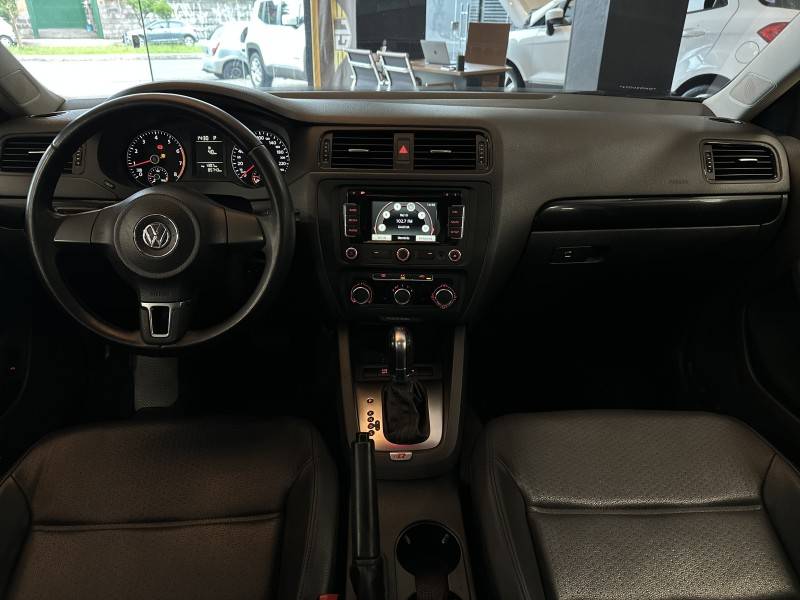 VOLKSWAGEN - JETTA - 2012/2013 - Preta - R$ 65.900,00