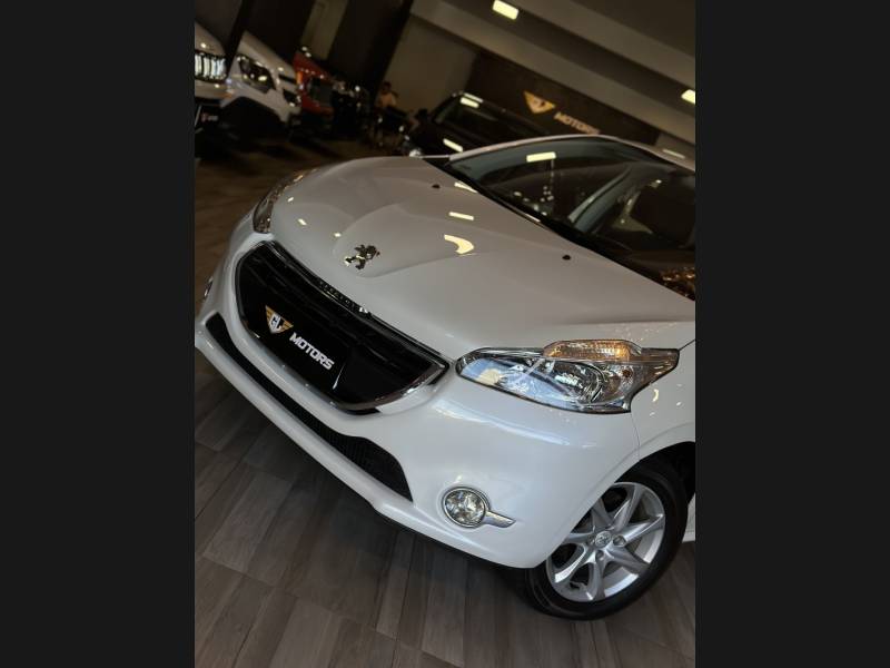 PEUGEOT - 208 - 2014/2015 - Branca - R$ 41.900,00